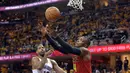 Atlanta Hawks forward, Paul Millsap (4) berebu bola dengan  Cleveland Cavaliers center, Tristan Thompson (13) gpada partai kedua semifinal Wilayah Timur NBA, di Quicken Loans Arena, Kamis (5/5/2016) WIB.  (Reuters/Ken Blaze-USA TODAY Sports)