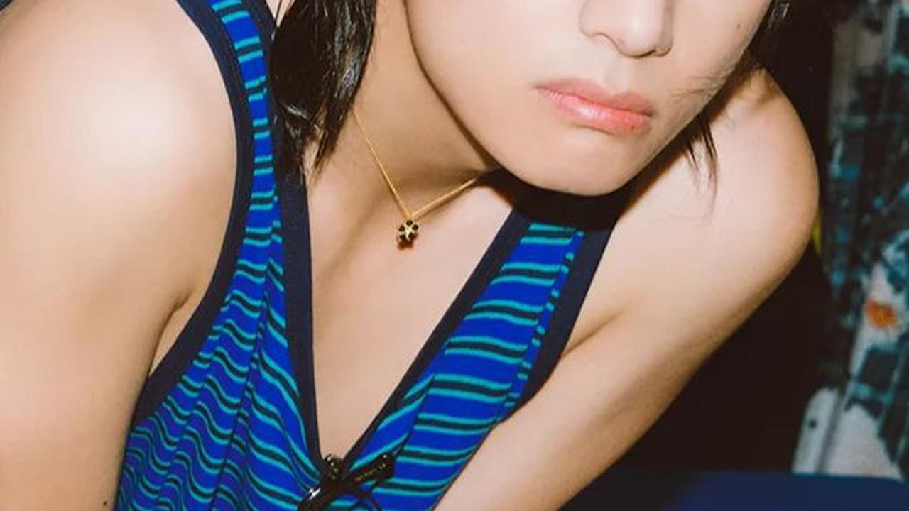 Kim Taehyung, atau yang lebih dikenal dengan nama V BTS, baru saja mencatatkan prestasi luar biasa dalam karirnya. Album debut solonya yang berjudul "Layover" meraih sukses yang luar biasa.