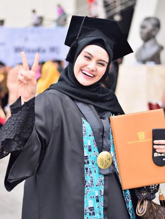 Belum lama ini Zee Zee resmi menyandang gelar Magister Seni, saat wisuda pun tampilan Zee Zee juga simple banget. Dengan busananya yang serba hitam, ia pun hanya memakai hijab persegi empat seperti di kesehariannya. (Instagram/zeezeeshahab)