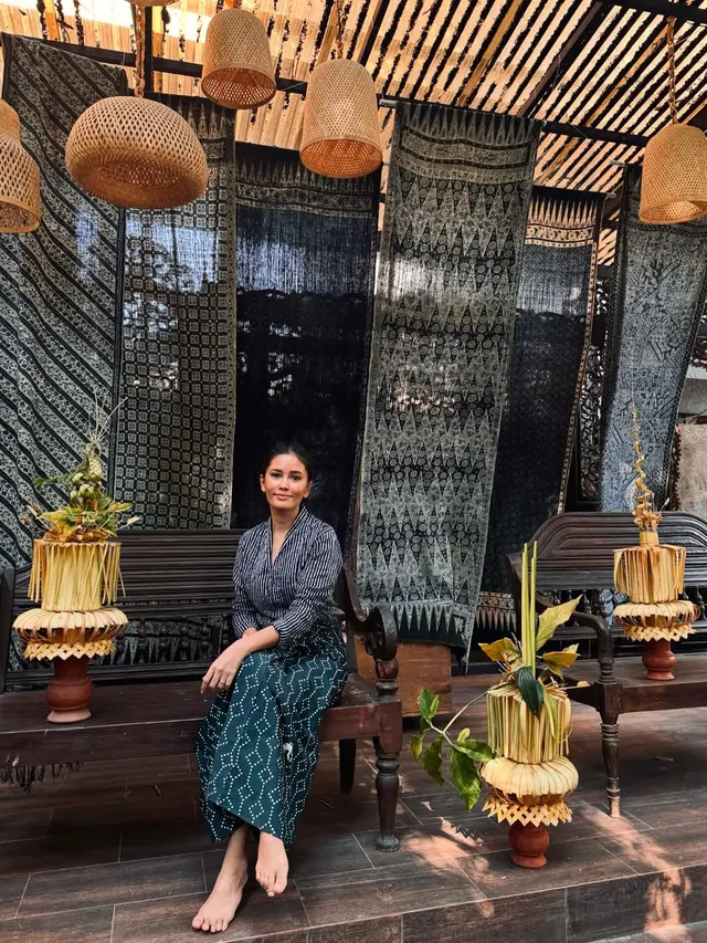 Potret Titi Radjo Padmaja yang Super Elegan Kenakan Batik dengan Berbagai Model, Bergaya Kasual dan Modern