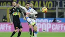 Pemain depan Napoli Dries Mertens (tengah) menendang bola di sebelah gelandang Inter Milan Marcelo Brozovic dalam lanjutan Liga Italia di Giuseppe Meazza, Senin (22/11/2021) dini hari WIB. Inter Milan sukses mengandaskan Napoli dengan skor tipis 3-2. (Filippo MONTEFORTE / AFP)