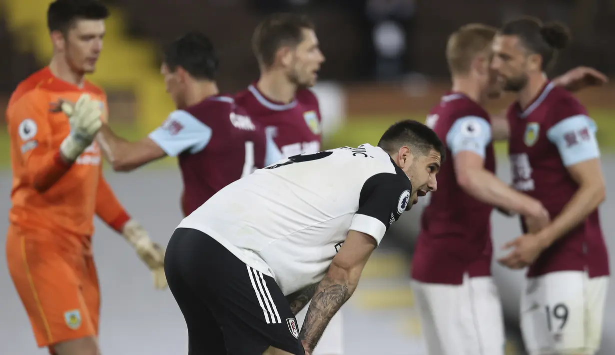 Ekspresi kecewa Striker Fulham, Aleksandar Mitrovic (tengah) usai dikalahkan Burnley 0-2 dalam laga lanjutan Liga Inggris 2020/2021 pekan ke-35 di Craven Cottage Stadium, London, Senin (10/5/2021). Fulham dipastikan terdegradasi musim depan. (AP/Clive Rose/Pool)