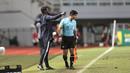 Saat memberikan indtruksi ia terlihat menghalangi laju hakim garis yang bertugas. (Bola.com/Ikhwan Yanuar)