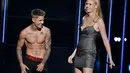 Model Lara Stone yang berada disampingnya, hanya tertawa melihat aksi Justin Bieber tersebut, New York, (9/9/14). (Theo Wargo/Getty Images for Three Lions Entertainment/AFP)
