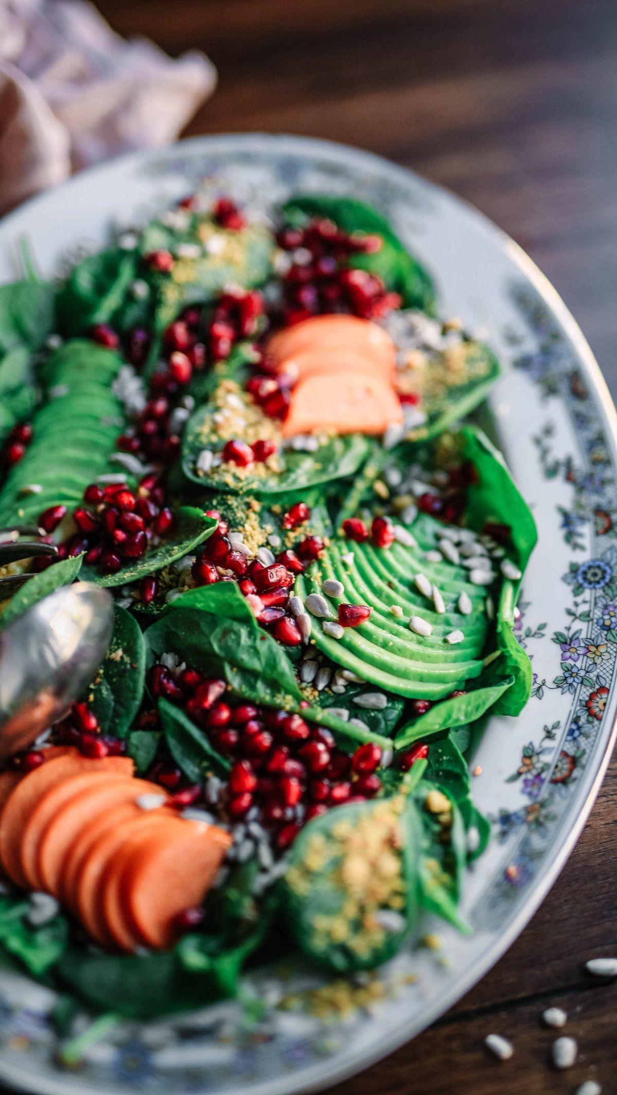 Makanan untuk diet identik dengan makanan yang hambar, tanpa bumbu, dan tanpa rasa yang kuat. Namun, diet tak berarti Anda harus menyiksa diri untuk menikmati makanan yang tak mengundang selera. Sebaliknya, Anda bisa memodifikasi ragam bahan makanan sehat