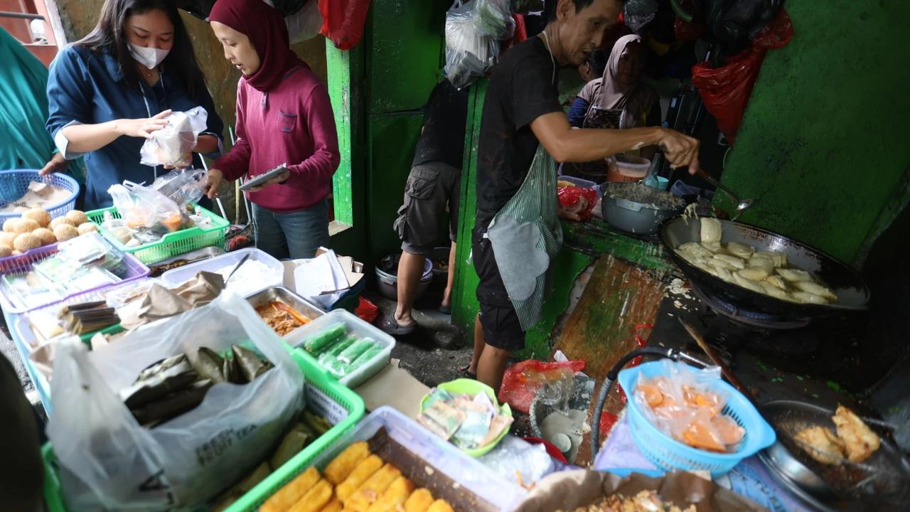 FOTO: Ramai Warga Kwitang Berburu Takjil di Hari Keenam Ramadan 1447 H