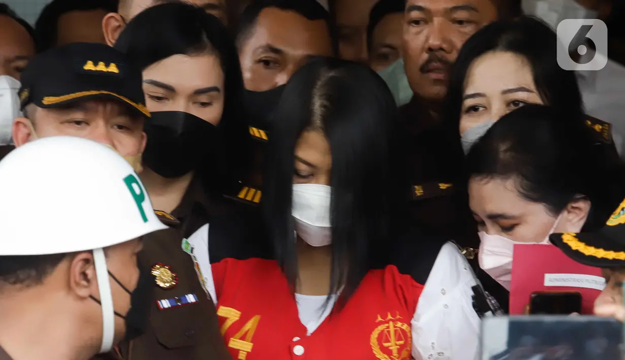 Istri tersangka kasus Pembunuhan berencana Nofriansyah Yosua Hutabarat atau Brigadir J , Ferdy Sambo, Putri Chandrawati  keluar dari gedung Jaksa Agung Muda  Tindak Pidana Umum, Jakarta, Rabu (5/10/2022). Polri menyerahkan para tersangka dan barang bukti kasus pembunuhan berencana Brigadir J ke Kejaksaan Agung (Kejagung). (Liputan6.com/Herman Zakharia)