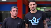 Bek Arema, Arthur Cunha, dan ayahnya, Marcio Nunes, di Stadion Gajayana, Malang. (Bola.com/Iwan Setiawan)