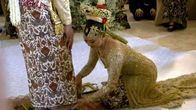 Erina Gudono saat membasuh kaki suami