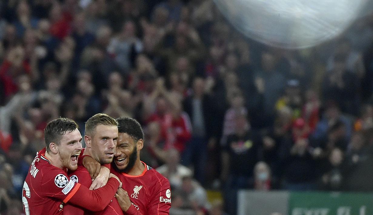 Gol kemenangan Liverpool barulah terjadi di menit ke-66. Bola muntah hasil sapuan dari Bennacer, berhasil disambut sepakan Jordan Henderson (tengah) menjadi gol. Kemenangan 3-2 Liverpool bertahan hingga pertandingan usai. (Foto: AP/Rui Vieira)