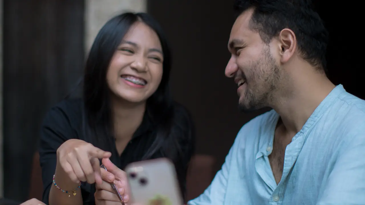 couple mei tersenyum bersama