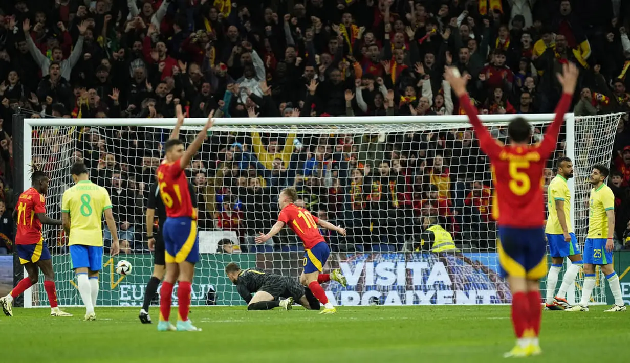 Pemain Spanyol, Dani Olmo, melakukan selebrasi usai mencetak gol ke gawang Brasil dalam laga persahabatan di Stadion Santiago Bernabeu, Rabu (27/3/2024).  (Foto AP/Jose Breton)