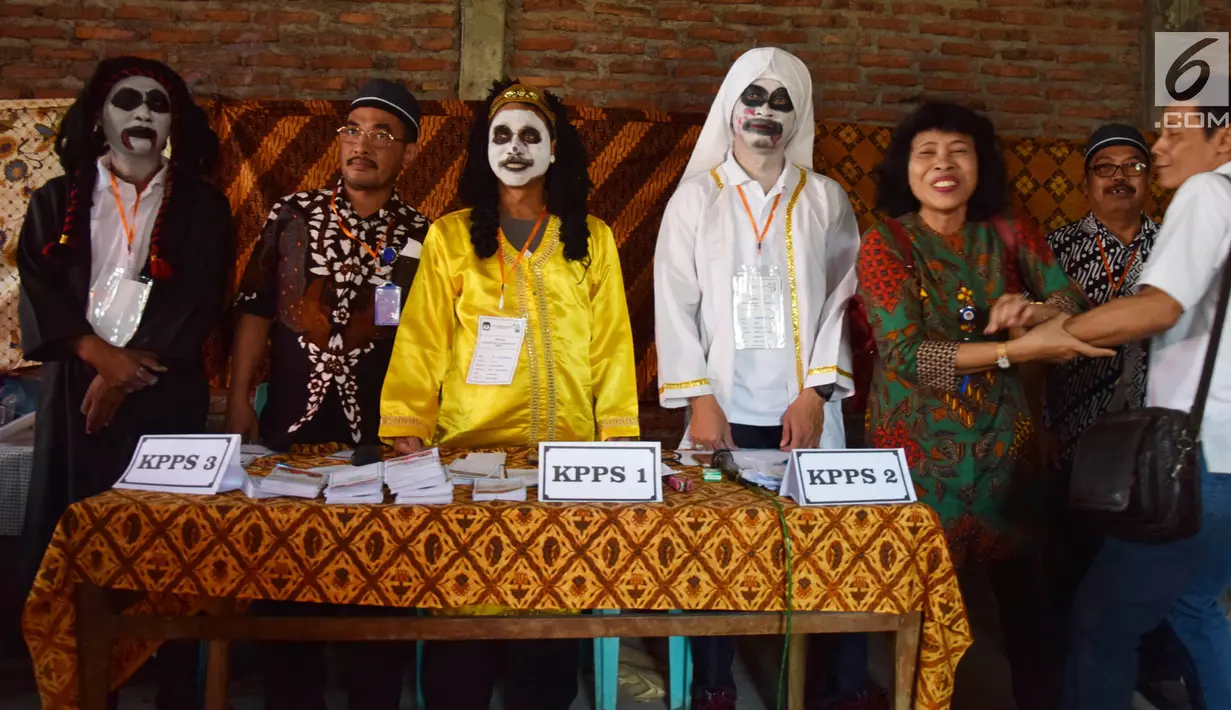 Petugas Kelompok Penyelenggara Pemungutan Suara (KPPS) memakai kostum horor pada pelaksanaan Pilkada Serentak 2018 di TPS 7 Randusari, Kota Semarang, Rabu (27/6). Suasana mistis juga dibangun dengan memutar musik bernuansa seram. (Liputan6.com/Gholib)