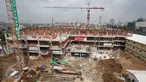 Alat berat digunakan untuk menyelesaikan pembangunan kembali Blok III Pasar Senen, Jakarta, Senin (22/8). Pasar itu nantinya akan digunakan bagi para pedagang yang menjadi korban kebakaran hebat pada 25 April 2014 lalu. (Liputan6.com/Immanuel Antonius)