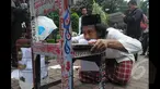Aksi teatrikal Cicak VS Buaya dan Aksi Kucing mengeong digelar di depan gedung Komisi Pemberantasan Korupsi (KPK) Jakarta, Senin (26/1/2014). (Liputan6.com/Herman Zakharia)