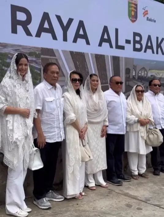 <p>Nia Ramadhani berkerudung putih [Instagram/ramadhaniabakrie]</p>