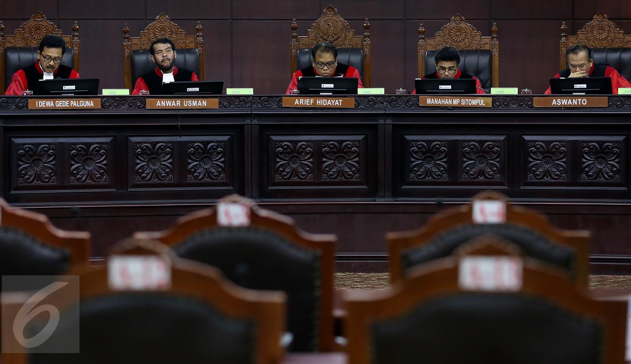 Uji materi UU Nomor 41 Tahun 2014 ini mendapat sorotan setelah Hakim Konstitusi Patrialis Akbar ditangkap KPK dengan sangkaan menerima suap, Jakarta, Selasa (7/2). (Liputan6.com/Johan Tallo)