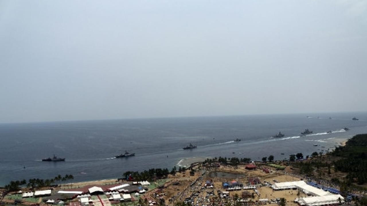 Parade kapal perang sambut Jokowi di Sail Tomini 2015