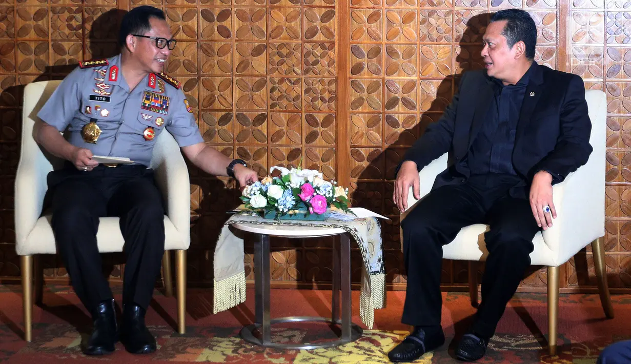 Kapolri Jendral Pol Tito Karnavian (kiri) berbincang dengan Ketua DPR Bambang Soesatyo disela acara penandatanganan di Kompleks Parlemen, Senayan, Jakarta, Rabu (14/2). (Liputan6.com/JohanTallo)