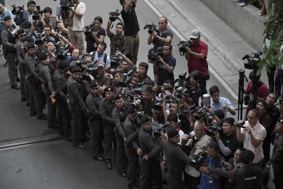 Ketatnya pengawalan tersangka bom Bangkok saat rekonstruksi