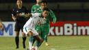 Striker Persebaya Surabaya, Marselino Ferdinan (depan) dibayangi gelandang PS Sleman, Wahyu Sukarta dalam laga Grup C Piala Menpora 2021 di Stadion Si Jalak Harupat, Bandung, Rabu (7/4/2021). (Bola.com/Ikhwan Yanuar)