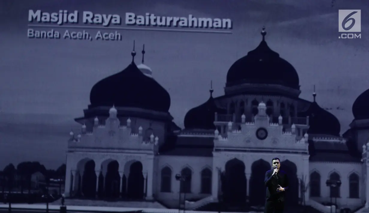 Penyanyi Tulus menyanyikan lagu Damai Bersamamu yang mengambarkan Sila Pertama, Ketuhanan Yang Maha Esa saat Konser Pancasila Gemilang pada penutupan Festival Prestasi Indonesia di JCC, Jakarta, Selasa (22/8). (Liputan6.com/Herman Zakharia)