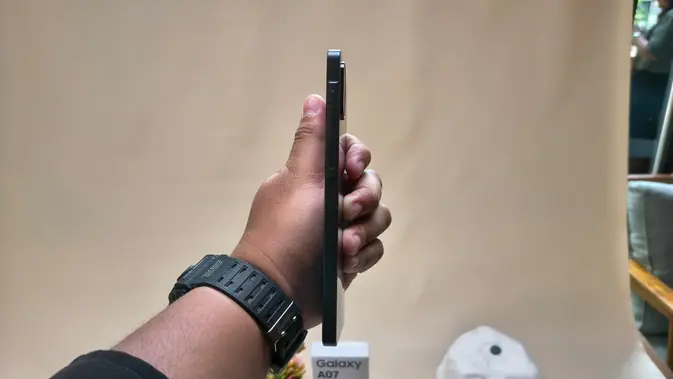 <p>Bagian Kanan Samsung Galaxy A07. Oleh Matahari Kartika Purusakara/Liputan6.com</p>