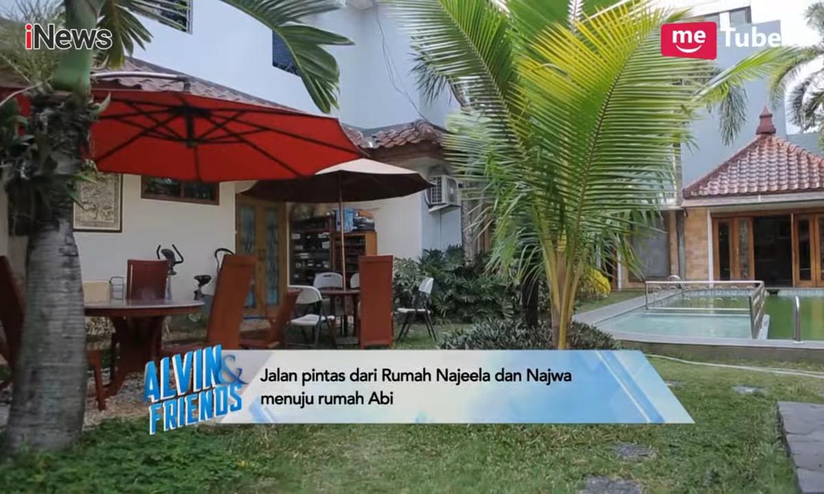 5 Potret Halaman Belakang Quraish Shihab, Ada Kolam Renang, Musala Hingga Gang Kecil Menuju Rumah Najwa Shihab