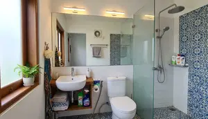 7 Desain Kamar Mandi Rumah Kontrakan yang Tetap Kering dan Tidak Bau