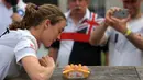 Peserta bernama Julie Moens memilih telurnya saat final Russian Roulettes dalam Kejuaraan Melempar Telur 2017 di Swaton Vintage Fair di Lincolnshire, Inggris (25/6). (AFP Photo/Lindsey Parnaby)