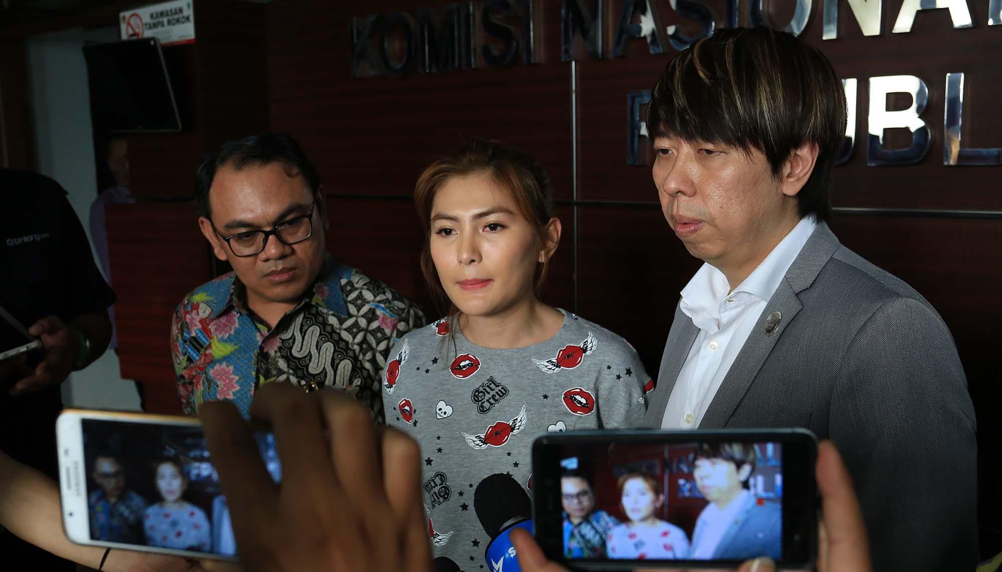 Tiga kali niatan untuk mengakhiri hidupnya dengan cara bunuh diri. Bahkan, yang pertama, suaminya mengajak untuk mengakhiri hidup bahkan bersama dengan buah hatinya satu-satunya. (Deki Prayoga/Bintang.com)