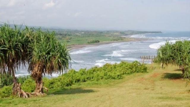 Terdapat puluhan objek wisata yang tersebar di sepanjang jalur Pantai Selatan Pulau Jawa.