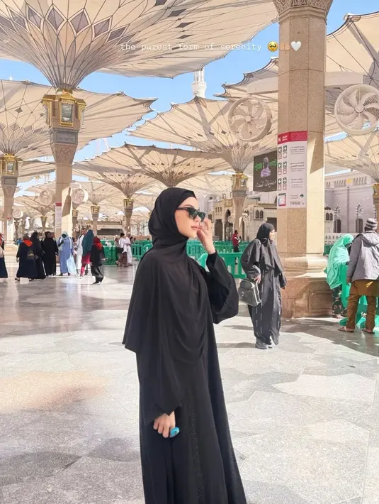 Selama umrah, gaya hijab Alyssa Daguise menjadi sorotan karena sederhana namun tetap elegan. Di Masjid Nabawi, ia terlihat mengenakan abaya hitam dengan hijab serasi, lengkap dengan kacamata hitam yang membuat tampilannya terlihat modern. Ekspresi khusyuk dan ketenangan yang terpancar dari dirinya mencerminkan kedamaian spiritual yang ia rasakan. (Liputan6.com/IG/@alyssadaguise)