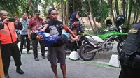 Heboh ayah dorong gerobak. Suprijadi menggendong anaknya yang lumpuh. Foto: BPB Linmas Surabaya (Suarasurabaya.net)