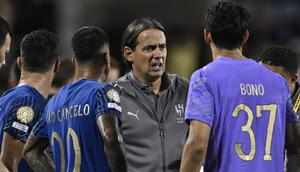 Pelatih Al Hilal, Simone Inzaghi, berbicara dengan para pemainnya dalam pertandingan babak 16 besar Piala Dunia Antarklub antara Manchester City dan Al Hilal di Orlando, Florida, Senin, 30 Juni 2025. (AP Photo/Phelan Ebenhack)