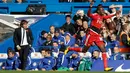 Pemain Watford Abdoulaye Doucoure merayakan gol pertama untuk timnya saat melawan Chelsea di pertandingan Liga Inggris di stadion Stamford Bridge di London (21/10). Watford harus menelan kekalahan 4-2 atas Chelsea. (AP/Matt Dunham)