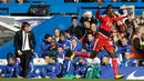 Pemain Watford Abdoulaye Doucoure merayakan gol pertama untuk timnya saat melawan Chelsea di pertandingan Liga Inggris di stadion Stamford Bridge di London (21/10). Watford harus menelan kekalahan 4-2 atas Chelsea. (AP/Matt Dunham)