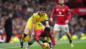 Conor Gallagher dari Tottenham memegang Kobbie Mainoo dari Manchester United selama pertandingan Liga Inggris antara Manchester United dan Tottenham di Manchester, Inggris, Sabtu, 7 Februari 2026. (AP Photo/Jon Super)