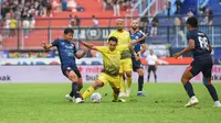 Laga seru antara Arema FC versus Barito Putera di perempat final Piala Presiden 2022. Tampak Adam Alis diadang pemain Barito Putera. (Iwan Setiawan/Bola.com)