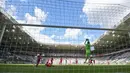 Kiper Bayer Leverkusen, Lukas Hradecky, menangkap bola saat pertandingan melawan Borussia Moenchengladbach pada laga Bundesliga, Minggu (24/5/2020). Bayer Leverkusen menang 3-1 atas Borussia Moenchengladbach. (AFP/Ina Fassbender)