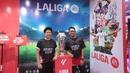 Legenda bulu tangkis Indonesia, Liliyana Natsir, Mohammad Ahsan, berpose di depan trofi La Liga pada acara Vidio Sports Festival di Plaza Timur Senayan, Jakarta, pada Sabtu (18/10/2025). (Bola.com/M Iqbal Ichsan)