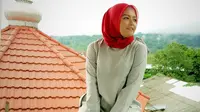 Perempuan yang satu ini juga terlihat piawai dalam pemilihan warna. Seperti ini contohnya, Tika mengenakan hijab berwarna merah dengan paduan busana berwarna abu-abu. (Instagram/tika_ramlan)