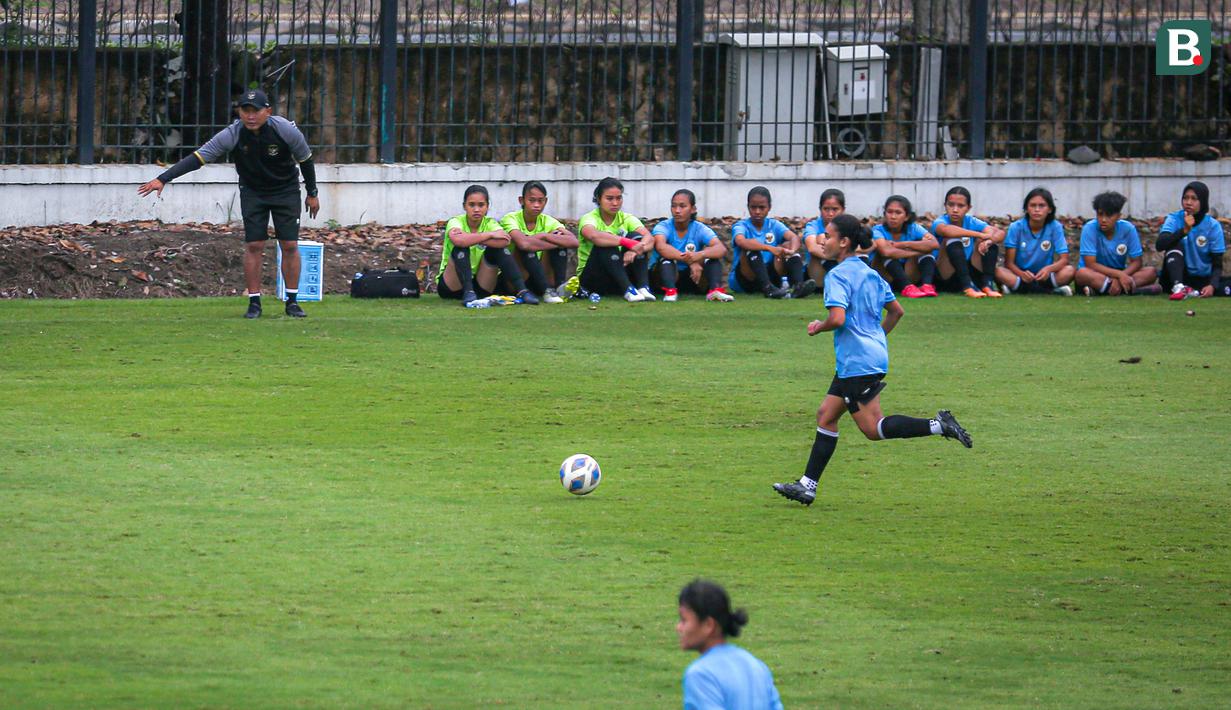 Pelatih Timnas Indonesia U-20, Rudy Eka Priyambada (kiri) memberikan instruksi ke pemainnya saat melakukan pertandingan uji coba melawan Tim Putri PW Saputra, Subang untuk persiapan Kalifikasi Piala Asia Wanita U-20 2023 yang berlangsung di Lapangan A, Kompleks Stadion Utama Gelora Bung Karno (SUGBK), Senayan, Jakarta, Kamis (02/03/2023). (Bola.com/Bagaskara Lazuardi)