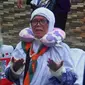 Salah satu jemaah asal Kota Bandar Lampung menangis haru setelah turun dari bus tiba di Asrama Haji, Raja Basa, Lampung. Foto : (Liputan6.com/Ardi).