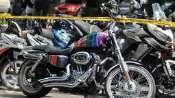 Motor Harley Davidson yang disitia pihak Kepolisian Polda Metro Jaya dari kasus dugaan penipuan, penggelapan dan TPPU Pandawa Group, Jakarta, Kamis (9/3). Polda Metro menyita 22 unit mobil, 20 unit motor bos Pandawa Group. (Liputan6.com/Yoppy Renato)