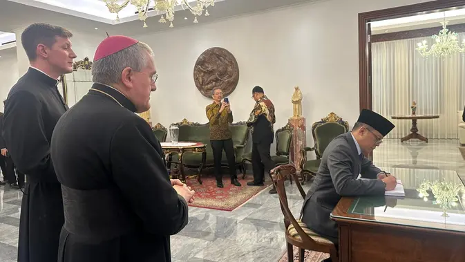 <p>Menteri Luar Negeri RI Sugiono mengunjungi Kedutaan Besar Vatikan di Jakarta, Selasa (22/4/2025) untuk mengucapkan bela sungkawa atas meninggalnya Paus Fransiskus. (Liputan6.com/Benedikta Miranti)</p>