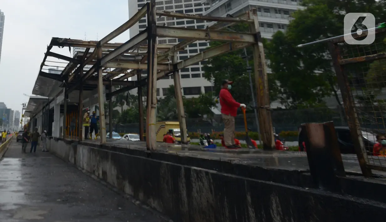 Sejumlah petugas membersihkan puing Halte Transjakarta Tosari imbas unjuk rasa menolak Omnibus Law UU Cipta Kerja di Jalan M.H. Thamrin, Jakarta, Sabtu (10/10/2020). Wagub DKI Jakarta Ahmad Riza Patria memperkirakan kerugian imbas ujuk rasa tersebut mencapai Rp.65 miliar. (merdeka.com/Imam Buhori)