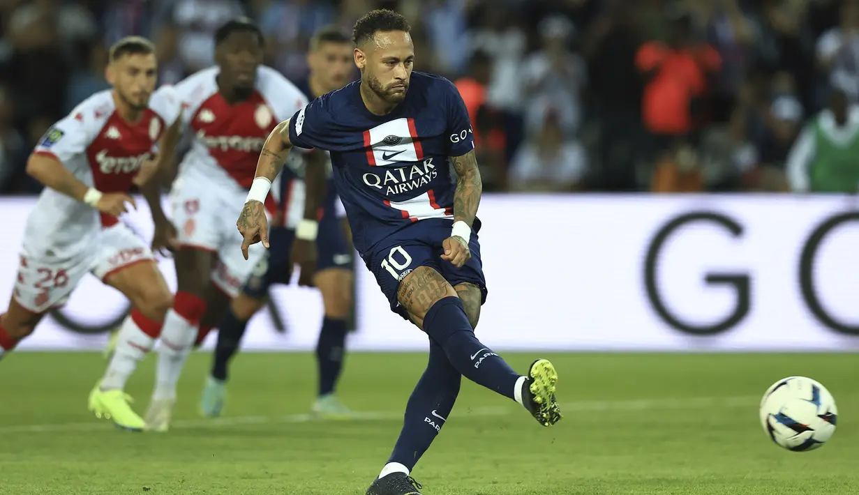 Wasit pun akhirnya memberikan hadiah penalti yang mampu diselesaikan sendiri oleh Neymar menjadi gol penyeimbang 1-1. (AP/Aurelien Morissard)