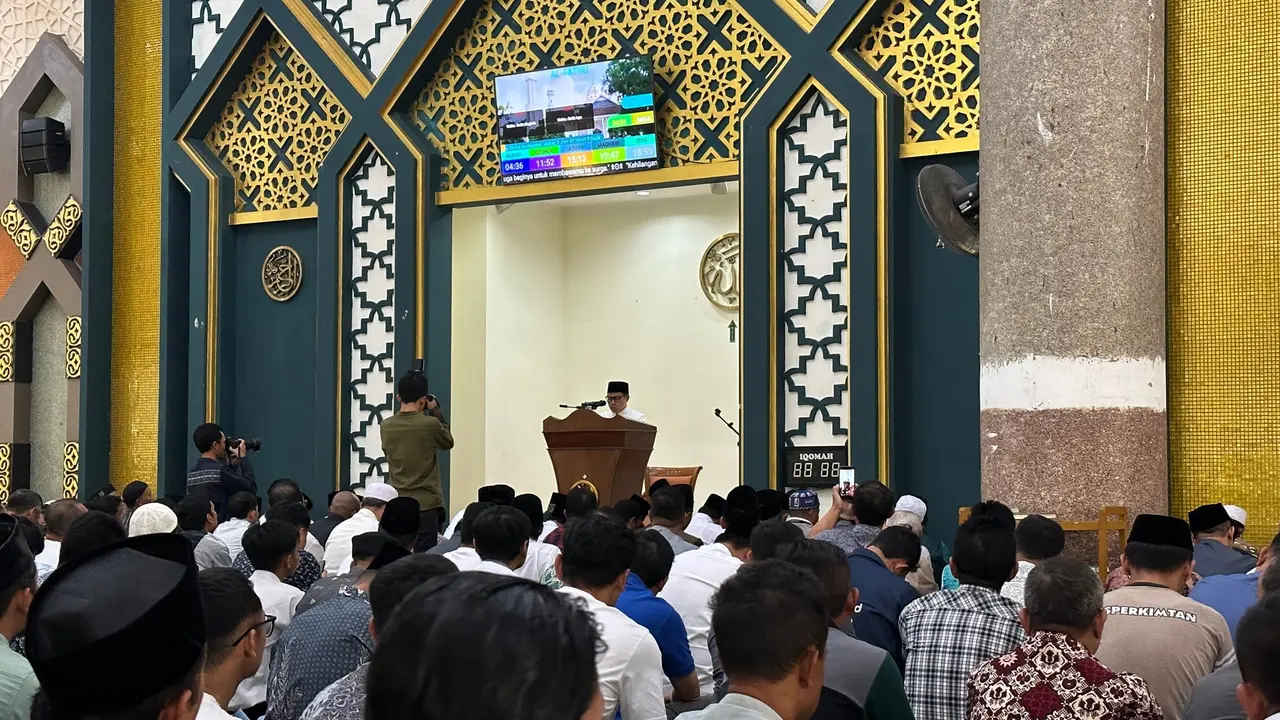 Cak Imin menjadi khatib sholat Jumat di Masjid Al Fathu Soreang, Bandung, Jawa Barat, Jumat (15/9/2023).