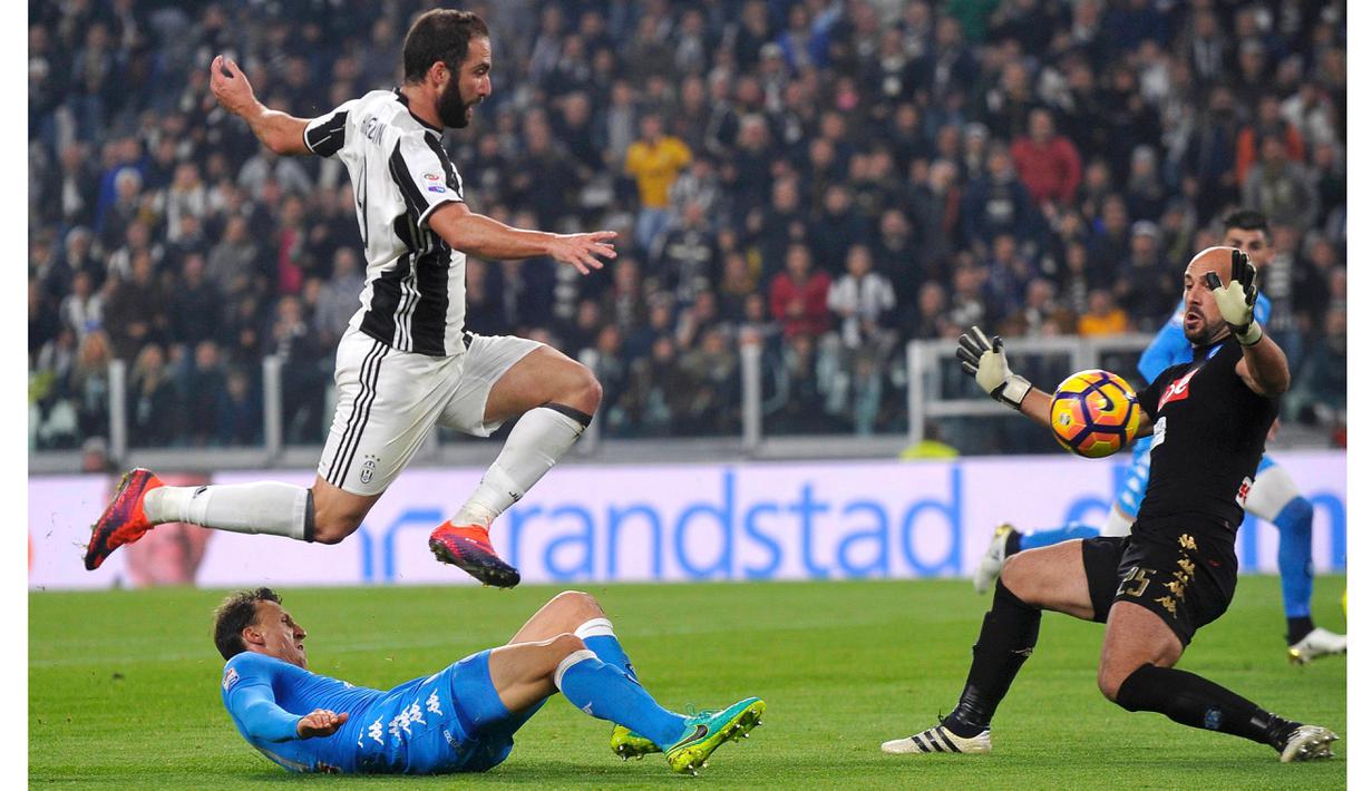 Pemain Juventus, Gonzalo Higuain saat melewati kiper Napoli, Pepe Reina pada lanjutan Serie A di Juventus Stadium, Turin, Italy, (29/10/2016). (REUTERS/Giorgio Perottino)